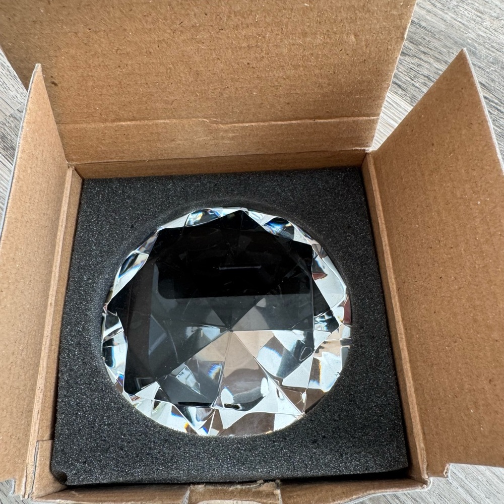 NIB Elizabeth Diamond Paperweight from the Bombay Company